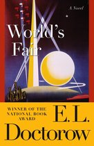 Boekomslag 'World's Fair' door E.L. Doctorow, winnaar van de National Book Award. Art deco-stijl met luchten, gebouwen en een grote gele bol.