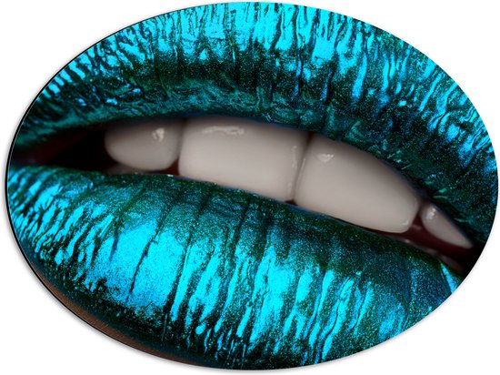 Dibond Ovaal - Close-up van Metallic Blauwe Lippen - 56x42 cm Foto op Ovaal (Met Ophangsysteem)