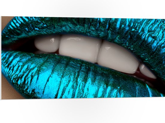 PVC Schuimplaat - Close-up van Metallic Blauwe Lippen - 100x50 cm Foto op PVC Schuimplaat (Met Ophangsysteem)