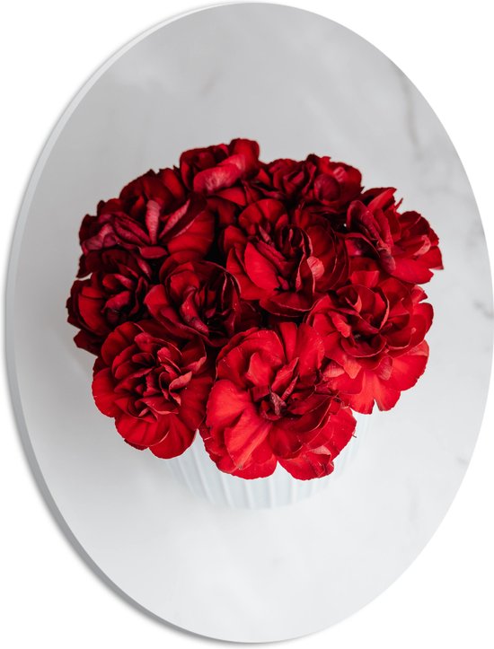 PVC Schuimplaat Ovaal - Boeket Rode Bloemen op Witte Achtergrond - 21x28 cm Foto op Ovaal (Met Ophangsysteem)