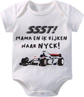 Hospitrix Baby Rompertje met Tekst "SSST! Mama en ik kijken naar Nyck - maat XL 86 - Formule 1 - Korte Mouw - Cadeau - Zwangerschap - Aankondiging - De Vries - Romper