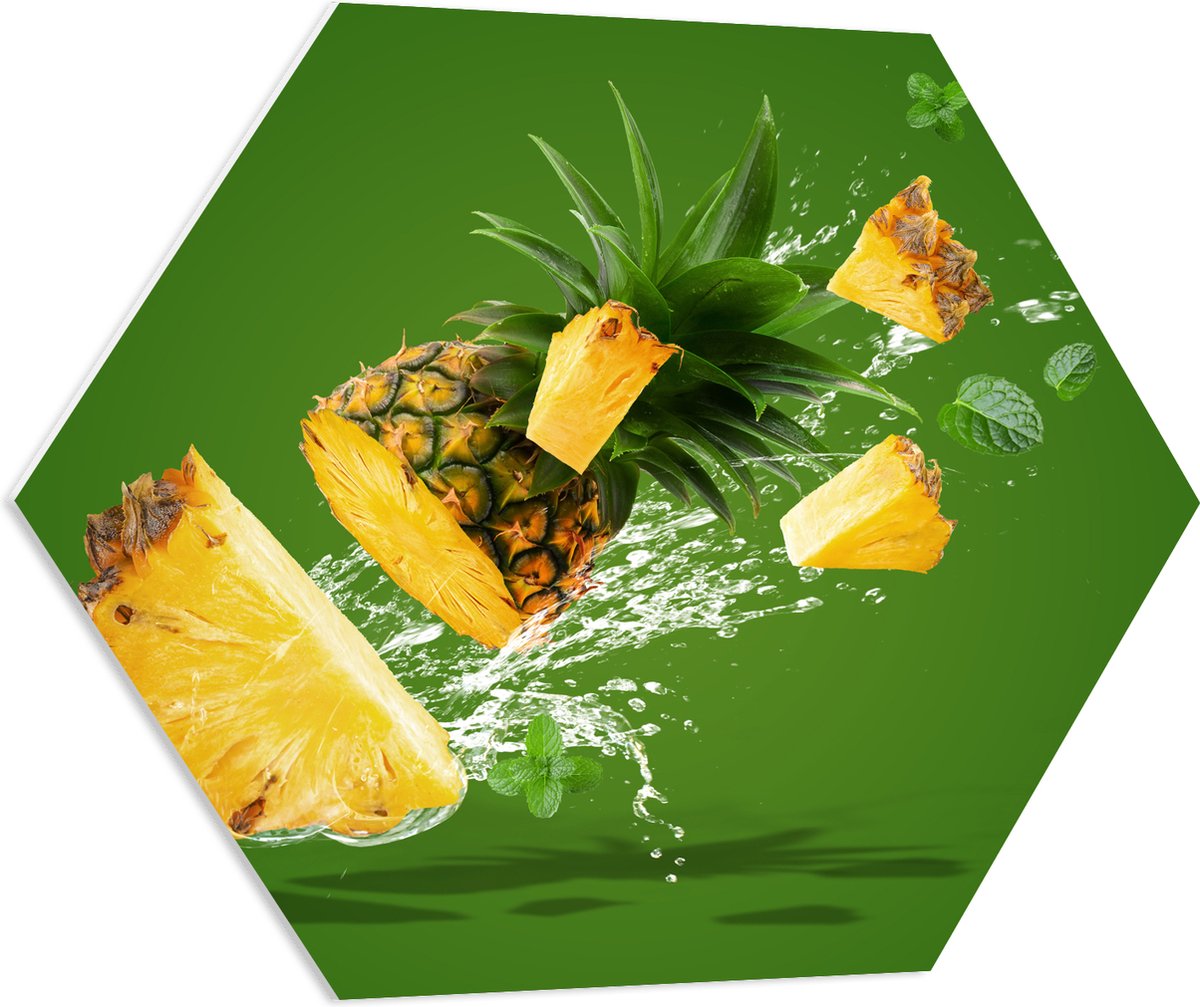 PVC Schuimplaat Hexagon - Gele Ananas in Stukken tegen Groene Achtergrond - 70x60.9 cm Foto op Hexagon (Met Ophangsysteem)