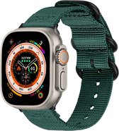 iMoshion Bandje Geschikt voor Apple Watch Bandje Series 1 / 2 / 3 / 4 / 5 / 6 / 7 / 8 / 9 / SE / Ultra (2) - 42 / 44 / 45 / 49 mm - iMoshion Nylon band - Donkergroen