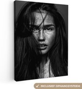 Canvas schilderij - Vrouw - Portret - Sproeten - Zwart wit - Foto op canvas - Woonkamer wanddecoratie - Canvasdoek - 120x160 cm