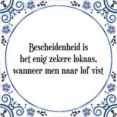 Tegeltje met Spreuk (Tegeltjeswijsheid): Bescheidenheid is het enig zekere lokaas, wanneer men naar lof vist + Kado verpakking & Plakhanger