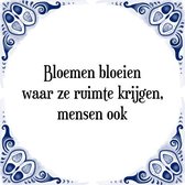 Tegeltje met Spreuk (Tegeltjeswijsheid): Bloemen bloeien waar ze ruimte krijgen, mensen ook + Kado verpakking & Plakhanger