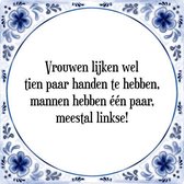 Tegeltje met Spreuk (Tegeltjeswijsheid): Vrouwen lijken wel tien paar handen te hebben, mannen hebben ��n paar, meestal linkse! + Kado verpakking & Plakhanger