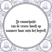 Tegeltje met Spreuk (Tegeltjeswijsheid): De emancipatie van de vrouw houdt op wanneer haar auto het begeeft + Kado verpakking & Plakhanger