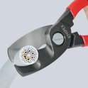 Tang met rode handvatten en metalen bek, knipt een kabel met koperen draden.
