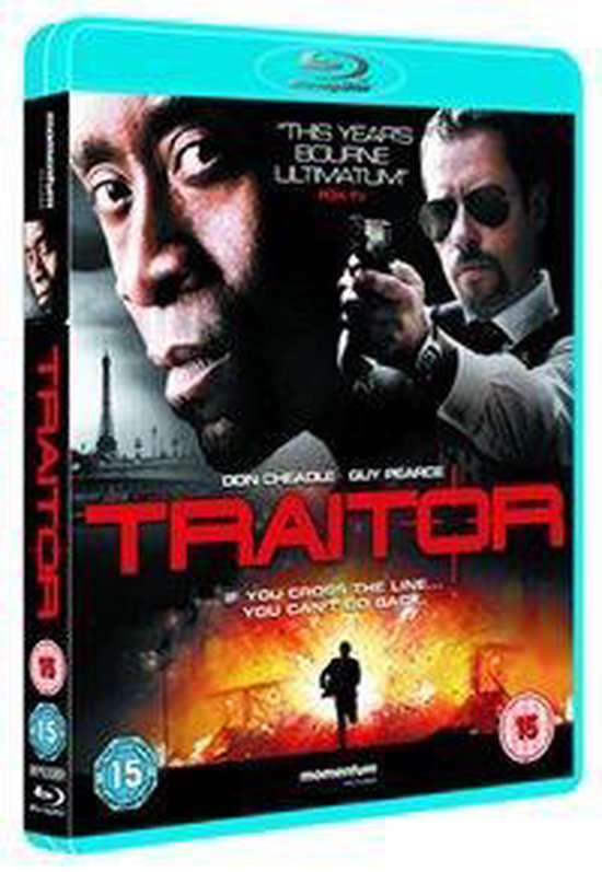 Schuin aanzicht van de Blu-ray cover Traitor met Don Cheadle en Guy Pearce op een explosieve achtergrond.