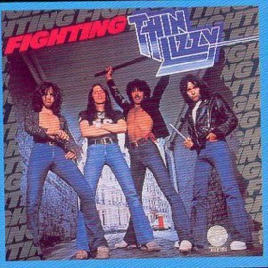 Thin Lizzy bandleden in flamboyant jaren 70-stijl met spijkerbroeken en glittershirts.