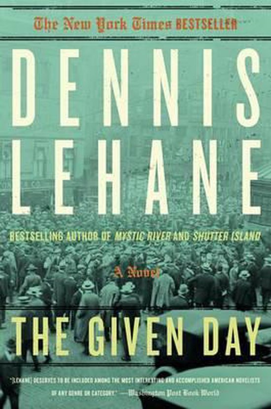 Boekcover van 'The Given Day' van Dennis Lehane, met een zwart-wit foto van een menigte en de titel.