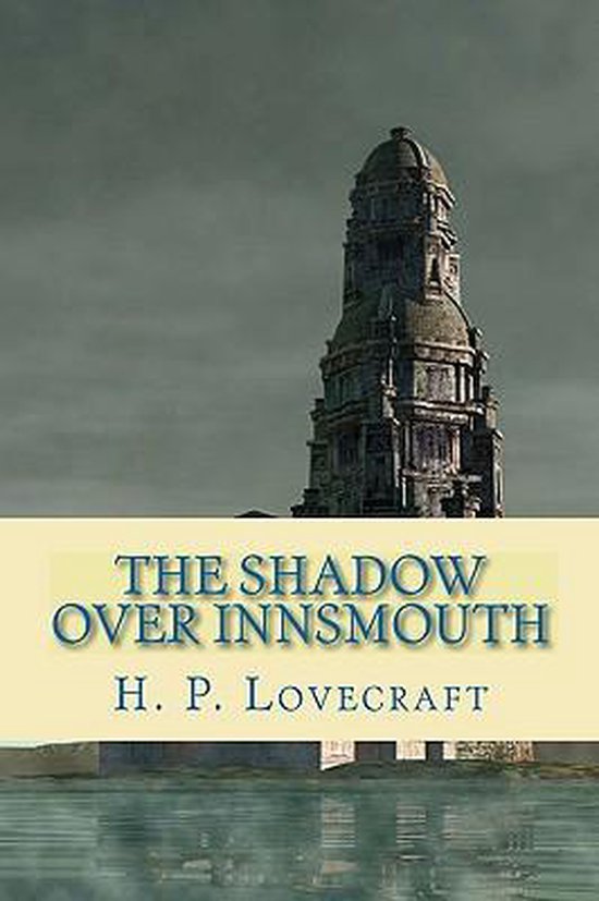 Boekomslag van "The Shadow Over Innsmouth" van H.P. Lovecraft, met een vervallen toren en troosteloze lucht.