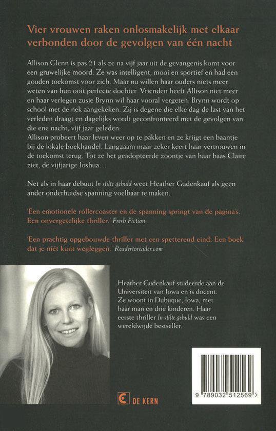 Achterflap van een boek. Een blondine met lange, golvende haren kijkt lachend naar de camera. Rechts de barcode.