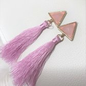 Fashionidea – mooie lange oorbellen met leuke roze kwastjes en goudkleurige hanger voorzien van een marmerlook steen