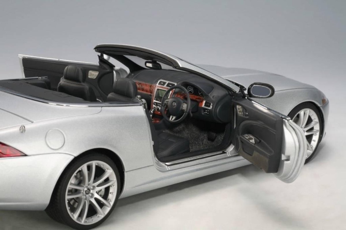 Jaguar XK Convertible 2006 1:18 | bol