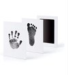 foto van Baby voetafdruk en baby handafdruk inkt -baby cadeau (zwart) - 2 witte kaartjes incl. handleiding
