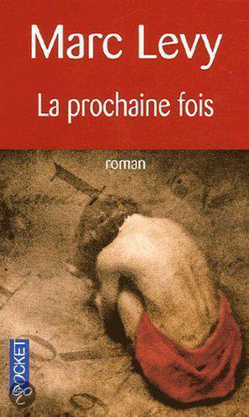 Couverture du livre 'Marc Levy La prochaine fois roman' avec une image d'une personne agenouillée avec un tissu rouge.