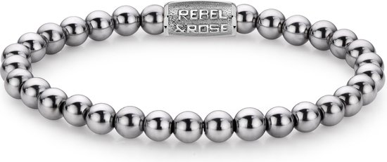 Zilverkleurige armband van kralen met Rebel & Rose logo in middenstuk.