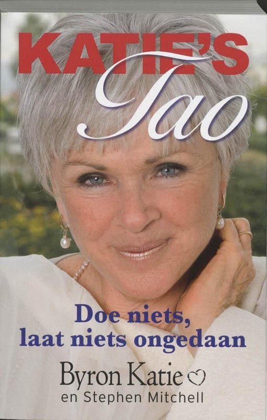 Boekomslag met close-up van een lachende vrouw met grijs haar, rode tekst 'KATIE'S Tao'.