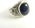 Bewerkte zilveren ring met blauwe zonnesteen Bewerkte zilveren ring met blauwe zonnesteen