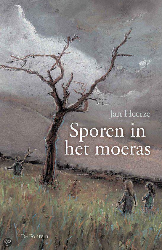 Boekomslag met de titel 'Sporen in het moeras'. Drie mensen lopen in een drassig landschap met een kale boom.