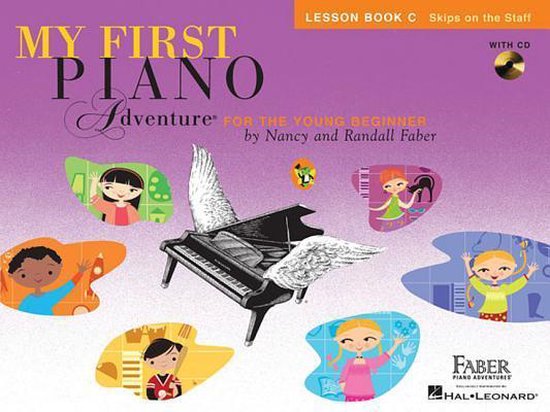 Mijn Eerste Piano Avontuur Lesboek C, met een vleugelpiano met vleugels, omringd door lachende kinderen en een CD.