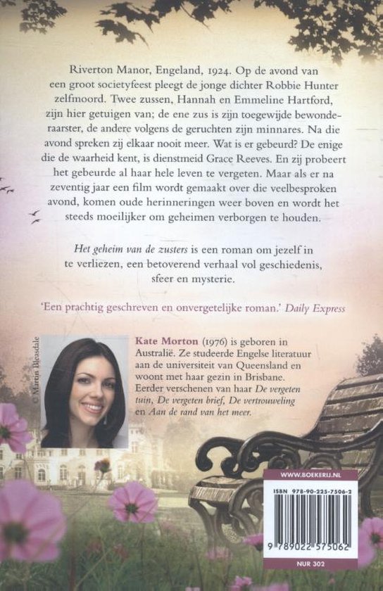 Achterkant boek 'Het geheim van de zusters'. Een portret van Kate Morton met een bankje en bloemen op de voorgrond.