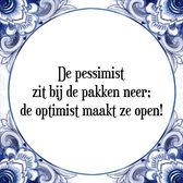 Tegeltje met Spreuk (Tegeltjeswijsheid): De pessimist zit bij de pakken neer; de optimist maakt ze open! + Kado verpakking & Plakhanger