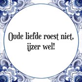 Tegeltje met Spreuk (Tegeltjeswijsheid): Oude liefde roest niet, ijzer wel! + Kado verpakking & Plakhanger