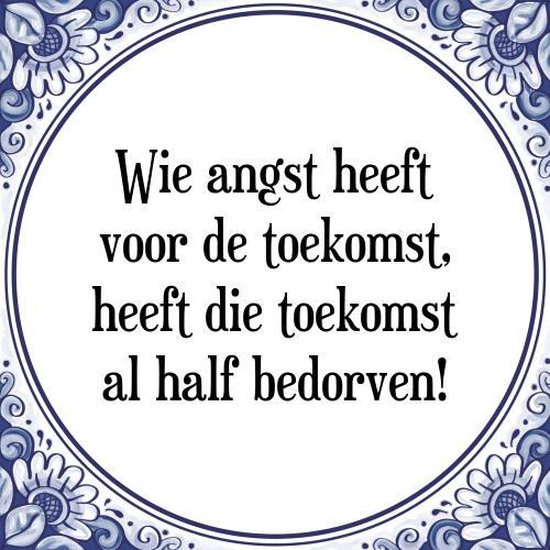 Tegeltje met Spreuk (Tegeltjeswijsheid): Wie angst heeft voor de toekomst, heeft die toekomst al half bedorven! + Kado verpakking & Plakhanger