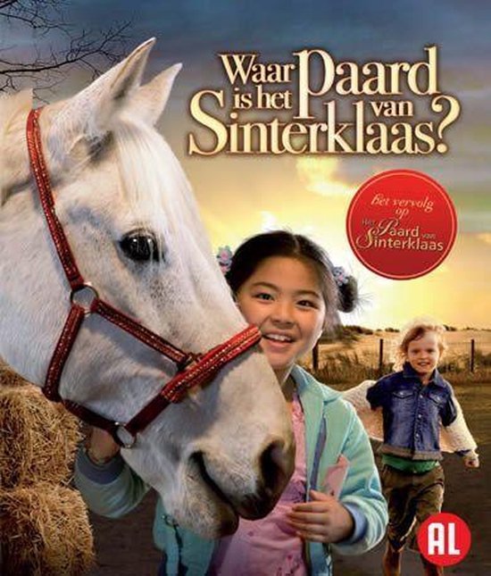 Een wit paard met rood hoofdstel, naast een lachend meisje. Op de achtergrond een jongen.