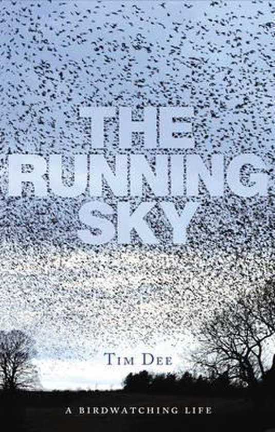 Boekomslag met de titel 'THE RUNNING SKY' tegen een lucht vol met duizenden vogels. Onderaan staat 'Tim Dee' en 'A BIRDWATCHING LIFE'.