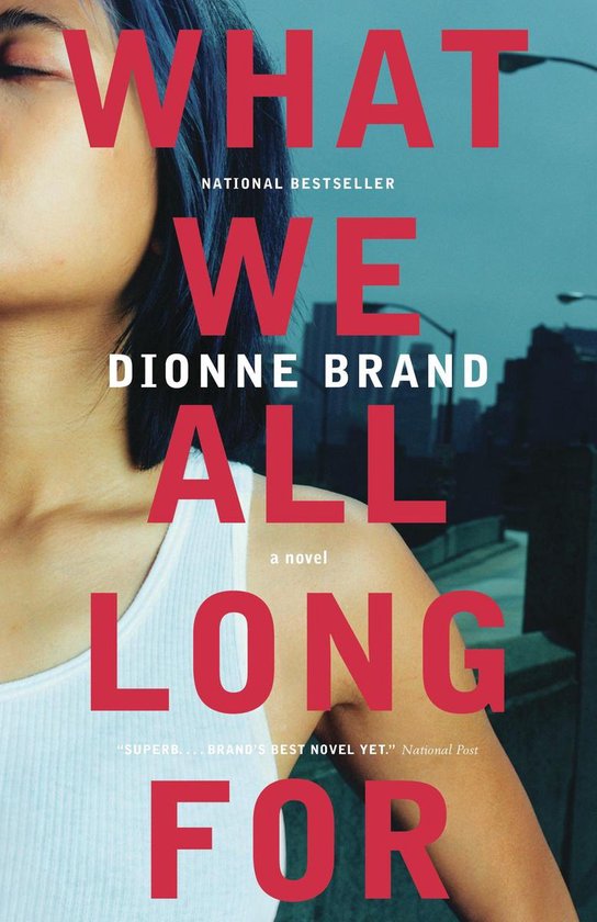 Boek "WHAT WE ALL LONG FOR" van Dionne Brand, met tekst op een witte tanktop.