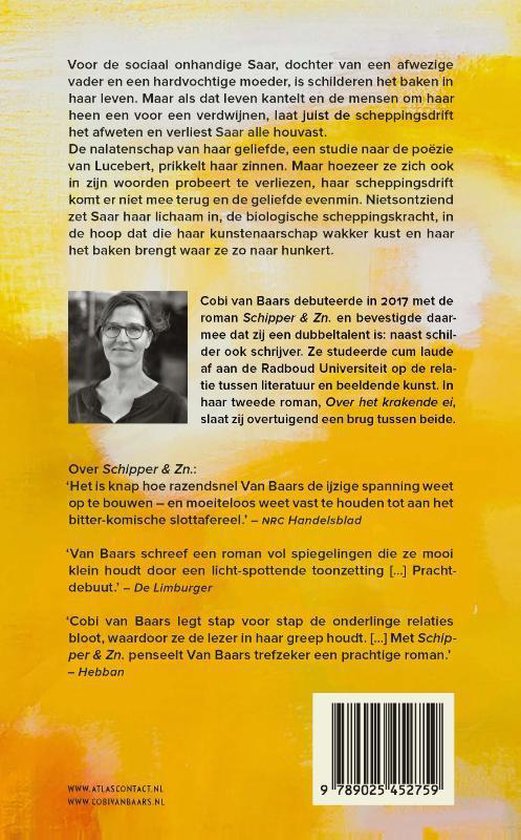 Boekcover met foto van Cobi van Baars, een vrouw met bril en donker haar, die naar de camera kijkt. De achtergrond is felgeel met oranje abstracte verfstreken.