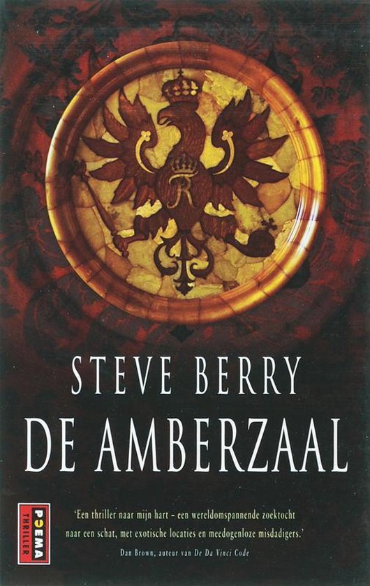 Voorzijde van het boek 'De Amberzaal' van Steve Berry. Centraal staat een gouden adelaar met kroon op een bruin-gouden achtergrond. Er is een rode Poema Thriller-sticker.