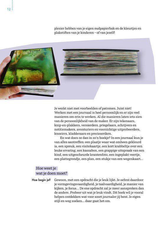 Een hand die een journal met een aquarel van groene en gele tinten vasthoudt, naast een dikke, gebonden journal.