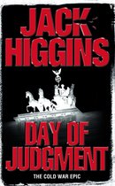 Boekomslag 'Day of Judgment' door Jack Higgins, met de Brandenburger Tor in silhouet tegen een zwarte achtergrond.