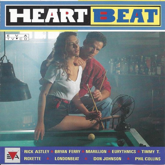 Titel: Heartbeat. Een man en vrouw bij een pooltafel. De man leunt over de vrouw heen, die een wit shirt en een korte broek draagt. Achtergrond: een bar.