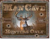 Man Cave Hunters Only Metalen wandbord 31,5 x 40,5 cm.