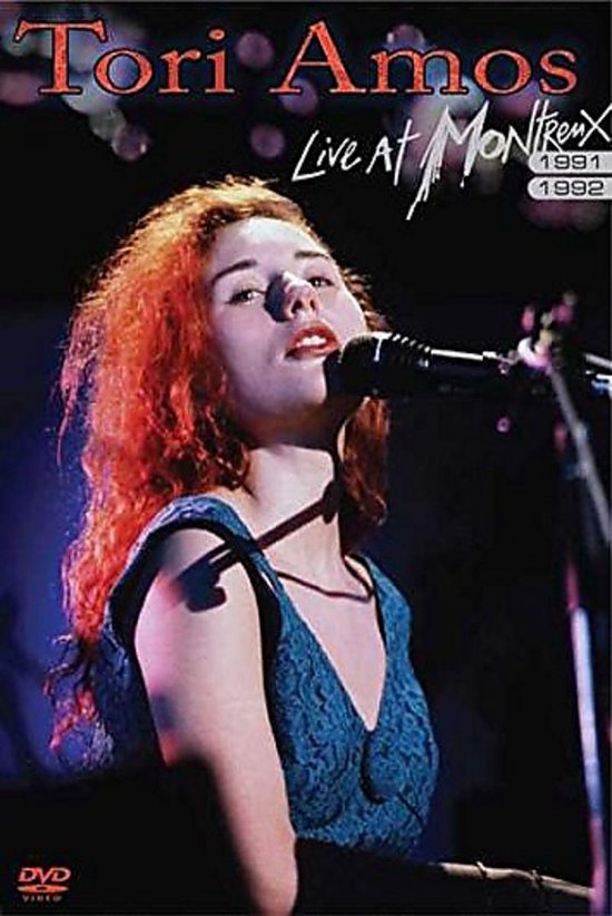 Tori Amos met oranje krullend haar, zingend in een blauwe jurk met kanten details. DVD-cover met live-opname.