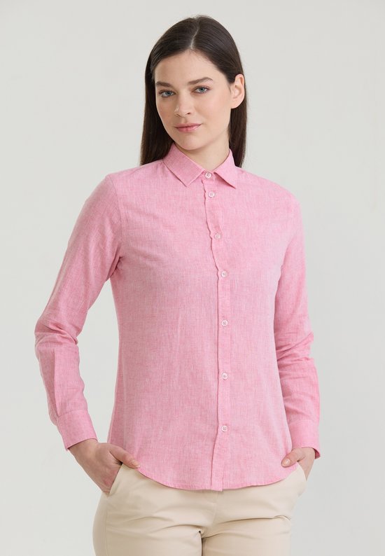 Mannequin portant une chemise rose en lin à manches longues, mains dans les poches, vue de face.