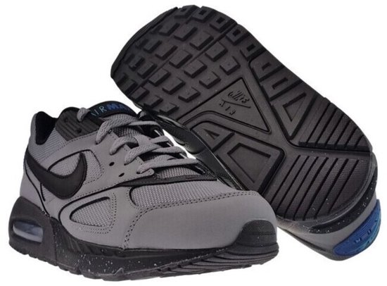 Grijze Nike Air Max Ivo sneaker met zwarte zool en zijkant profiel.