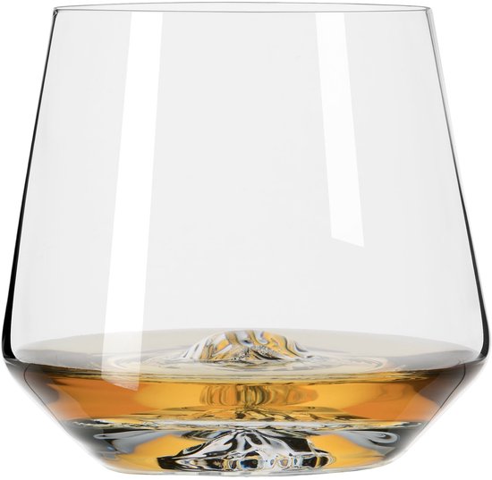 Verre à whisky Ritzenhoff avec un relief de fond montagneux et du liquide ambré.