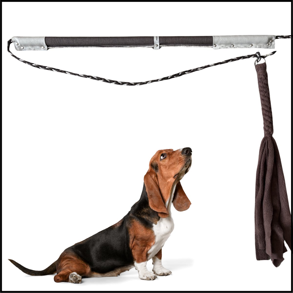 Hondenspeelgoed Flirt Pole maat 1 in de kleuren donkerbruin en beige. Hondenhengel - Hondentraining - honden speelhengel - focus training - focus speelgoed - dog toy - dog activity toy - trektouw - MadeByShuko