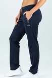 Close-up van een donkerblauwe sportbroek met ritszakken, een trekkoord en het SJS-logo.