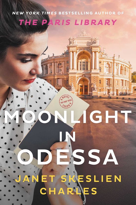 Boekomslag van 'Moonlight in Odessa' door Janet Skeslien Charles. Een vrouw kijkt naar de camera terwijl ze een boek vasthoudt met de titel 'Moonlight in Odessa'. Op de achtergrond een gebouw in Odessa, Oekraïne.