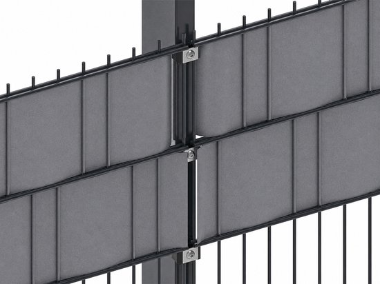 Grijze vlechtband ingebracht in een dubbelstaafmat hekwerk, bevestigd met metalen klemmen.