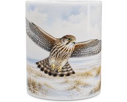 Sfeervolle mok met smelleken valk in winters kustlandschap - Roofvogel aquarel illustratie met sneeuw - Prachtig vogel cadeau voor natuurliefhebber en spotter - Koffiemok voor bureau
