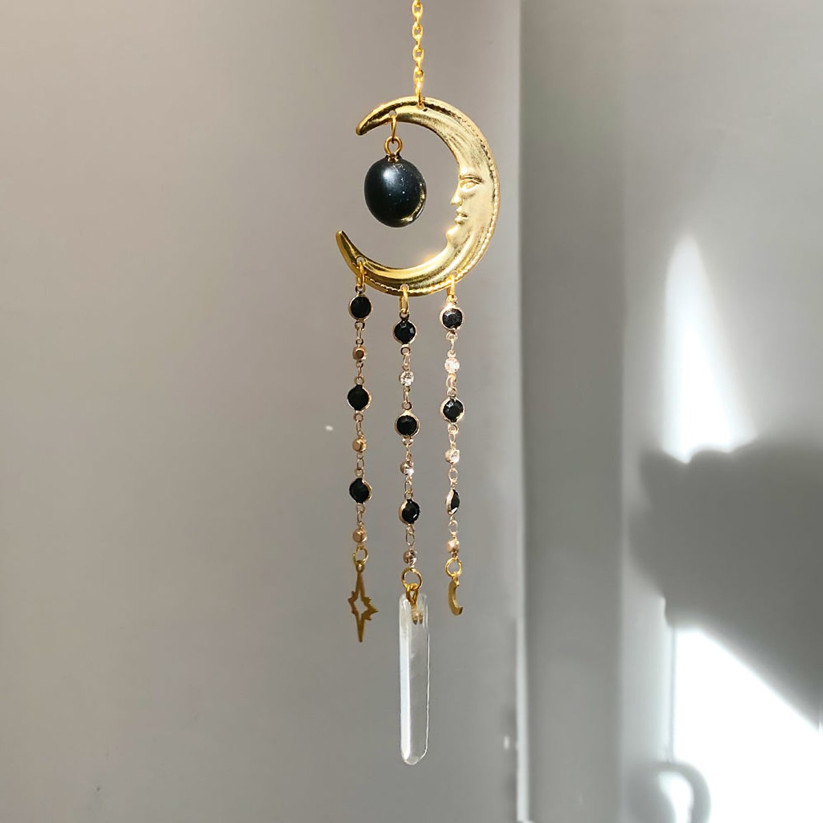 Maan Zonnevanger Zwarte Obsidiaan – Gouden Celestial Raamhanger met Kristal (40 cm)